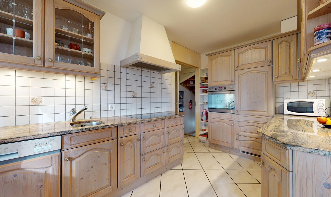 Charmante 10-Zimmer Villa mit Einliegerwohnung - 0