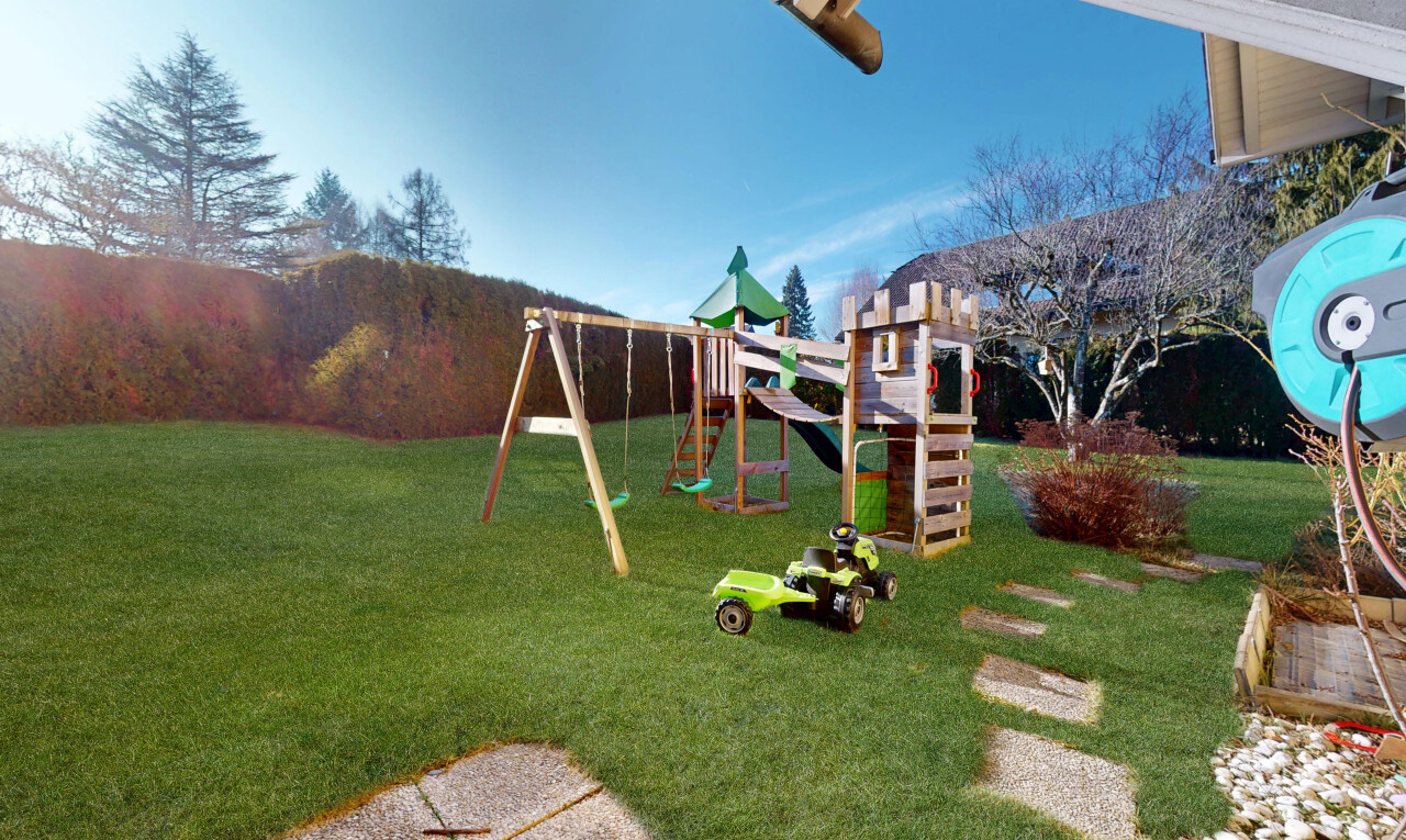 HELLE VILLA IN RUHIGER LAGE, ZWISCHEN NATUR UND LAUSANNE - 3