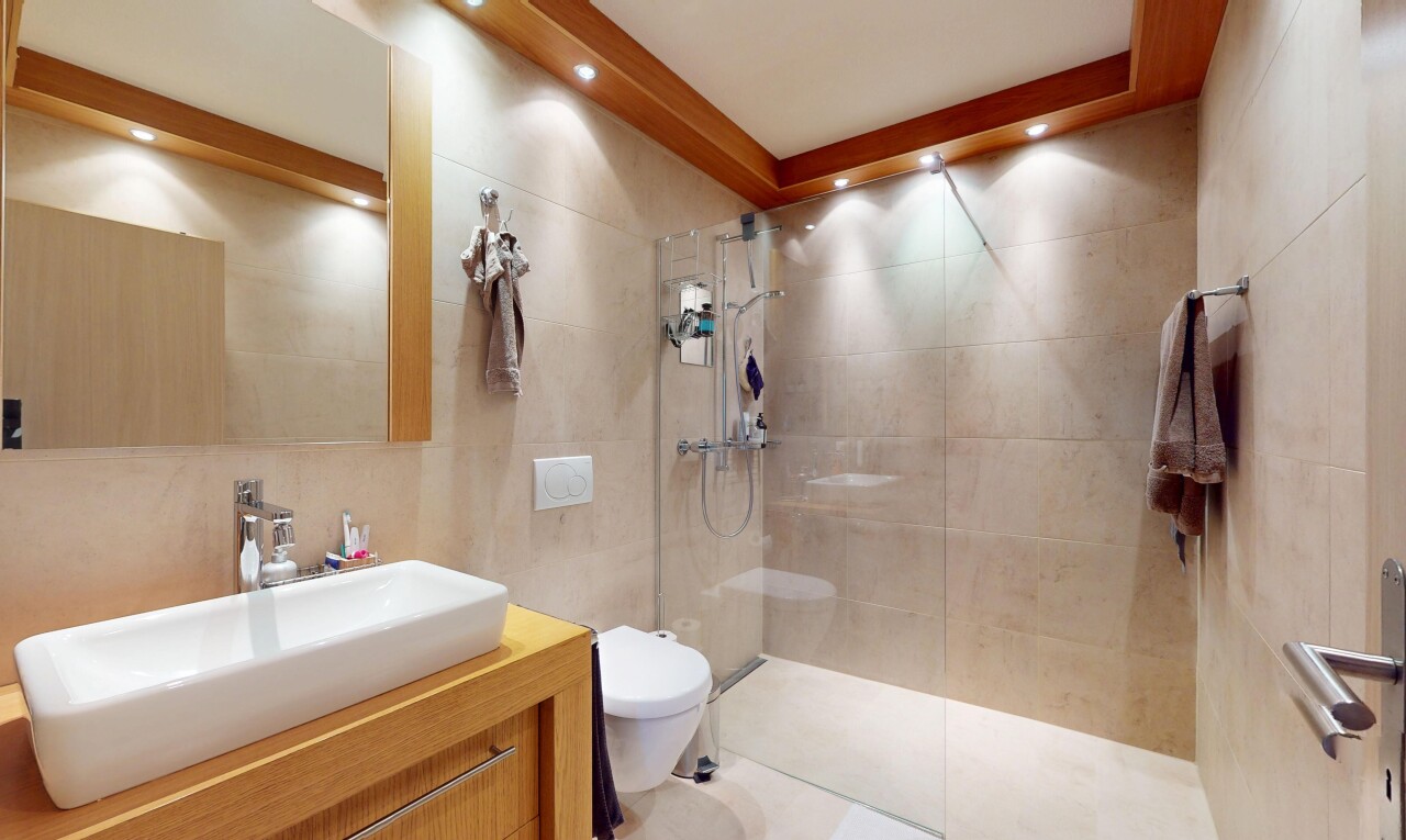 Helle und elegante Terrassenwohnung mit Aussicht in Gampelen - 6