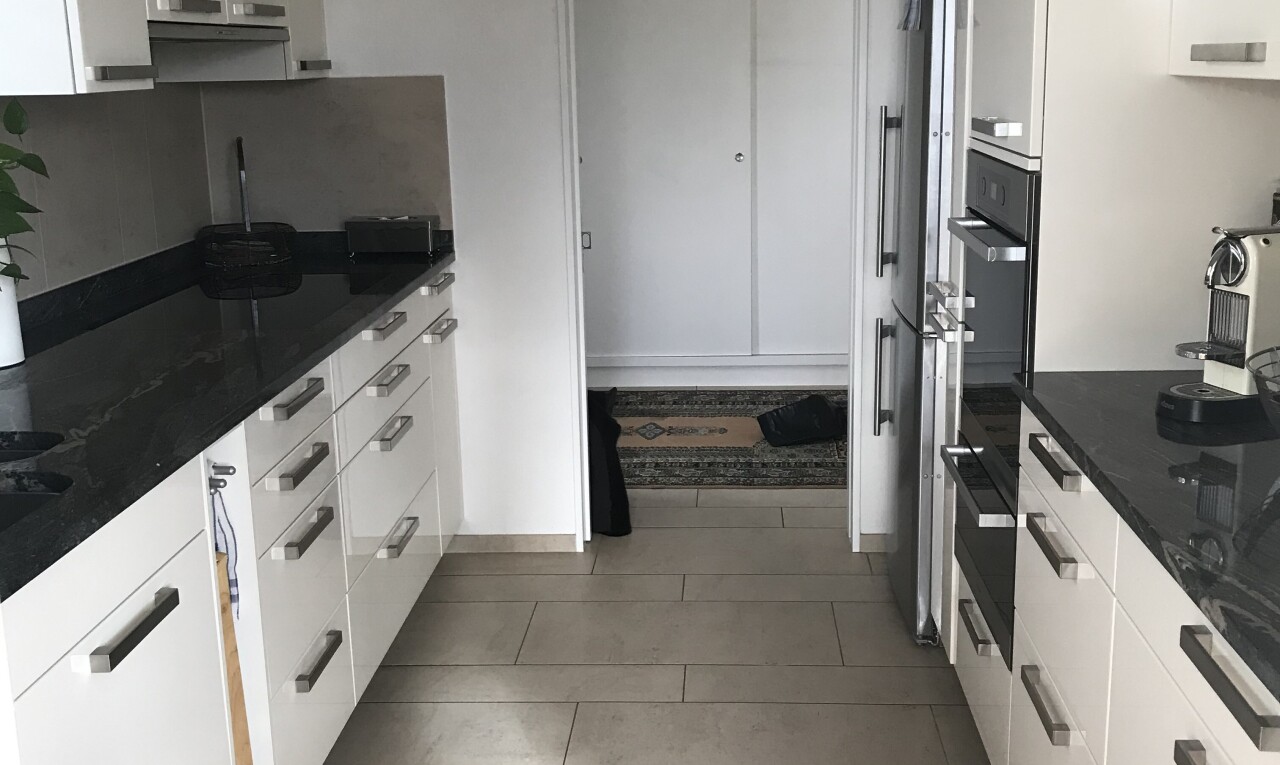 Helle und elegante Terrassenwohnung mit Aussicht in Gampelen - 7