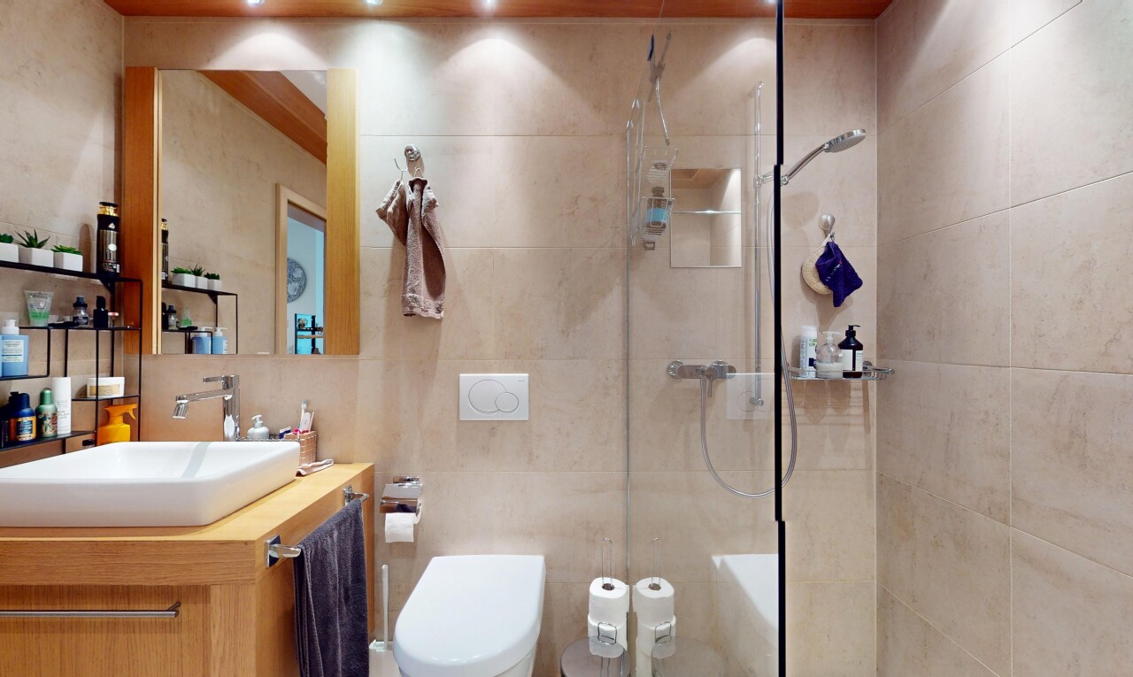 Helle und elegante Terrassenwohnung mit Aussicht in Gampelen - 9