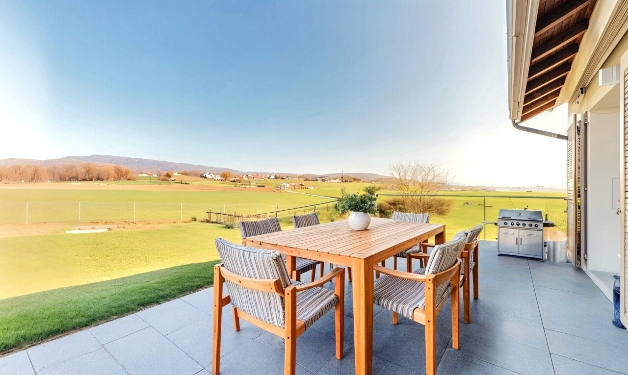 Renovated semi-detached house with private garden - 2