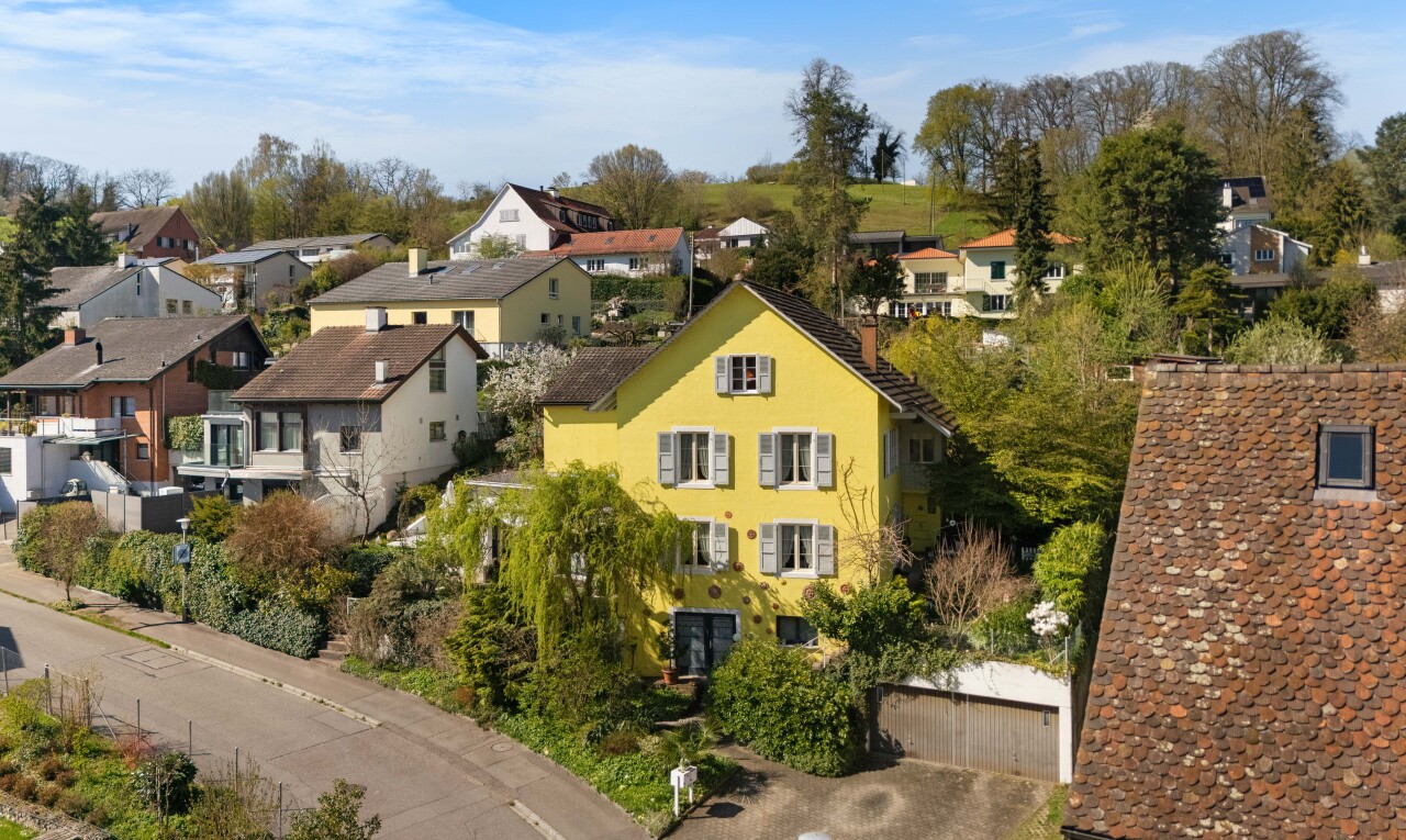 Stilvoll renoviertes Zweifamilienhaus an zentrumsnaher Lage - 0