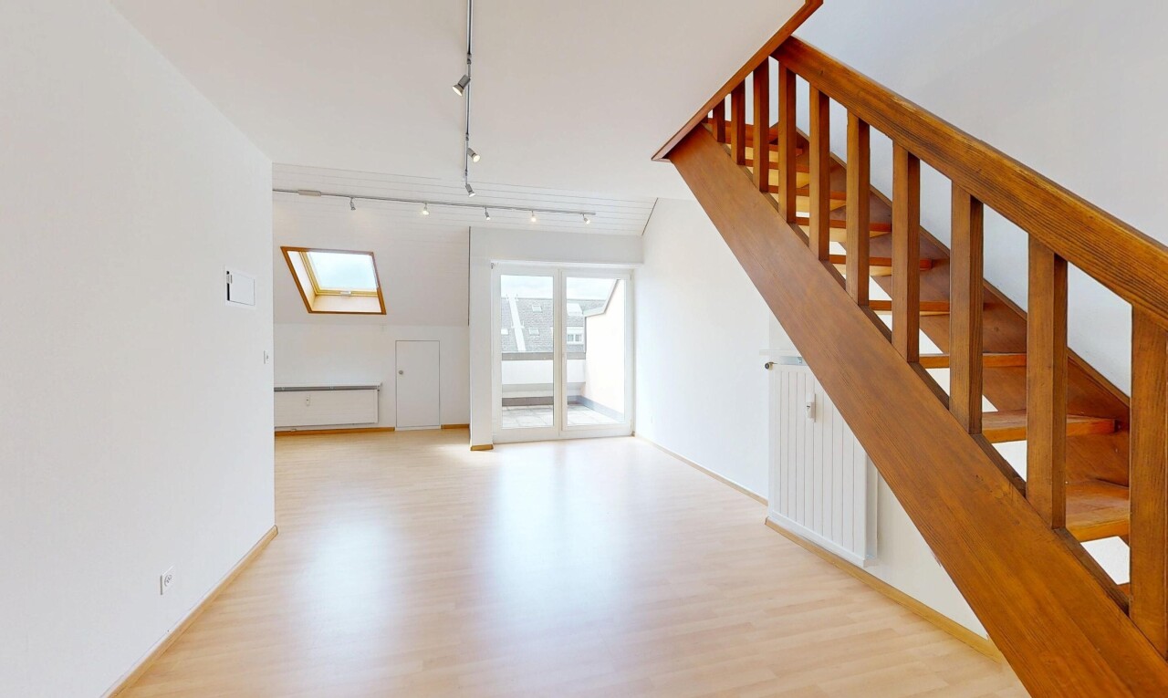 Renovierte 2.5-Zimmer-Attikawohnung in ruhiger Lage mit Balkon - 0