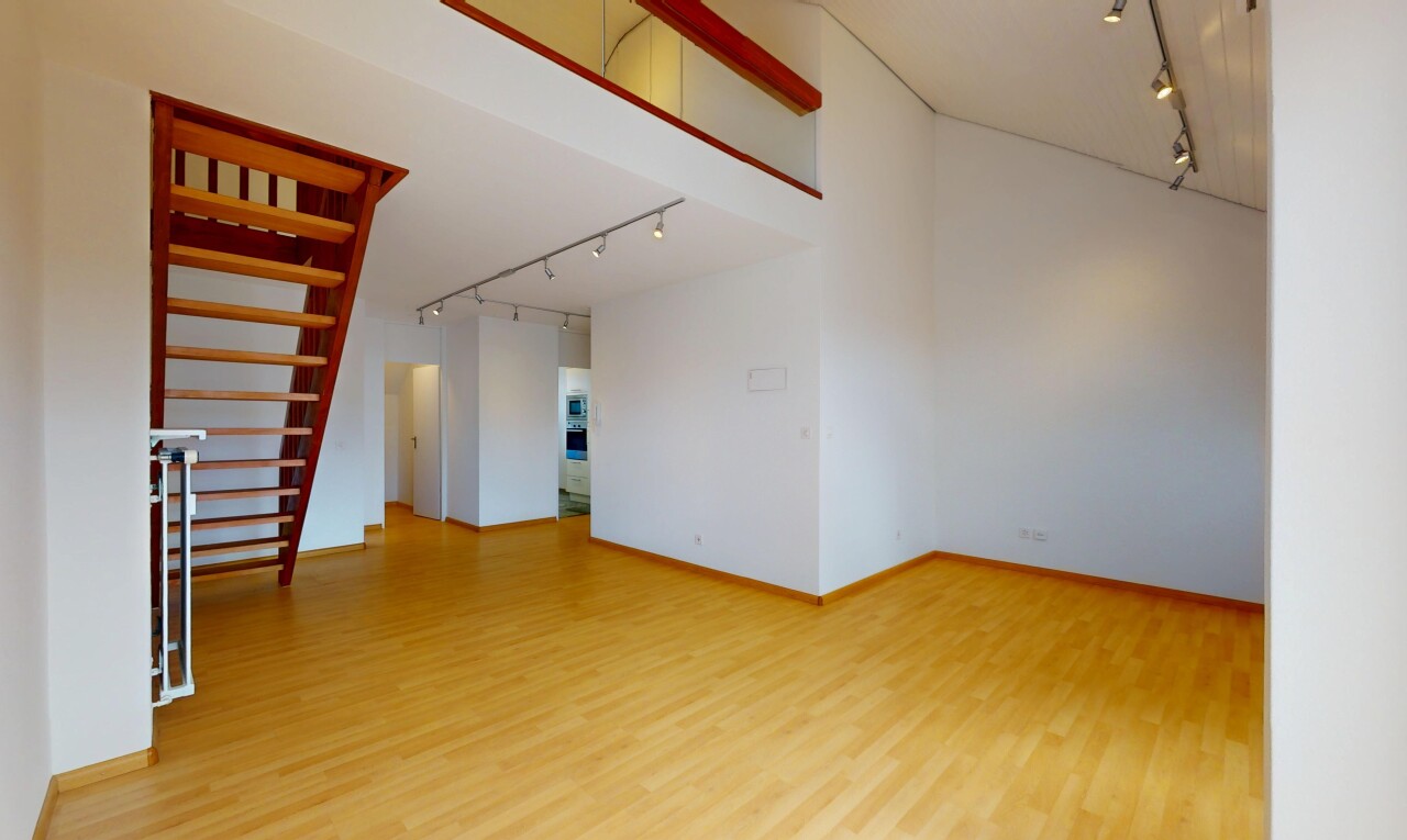 Renovierte 2.5-Zimmer-Attikawohnung in ruhiger Lage mit Balkon - 4