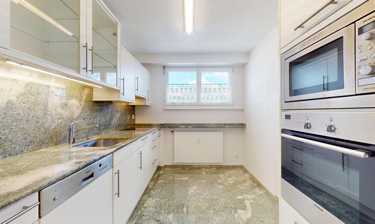 Renovierte 2.5-Zimmer-Attikawohnung in ruhiger Lage mit Balkon - 8