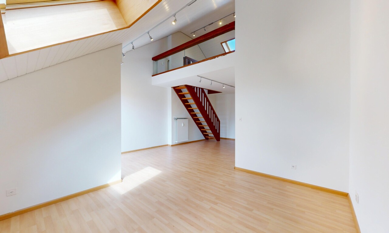 Renovierte 2.5-Zimmer-Attikawohnung in ruhiger Lage mit Balkon - 9