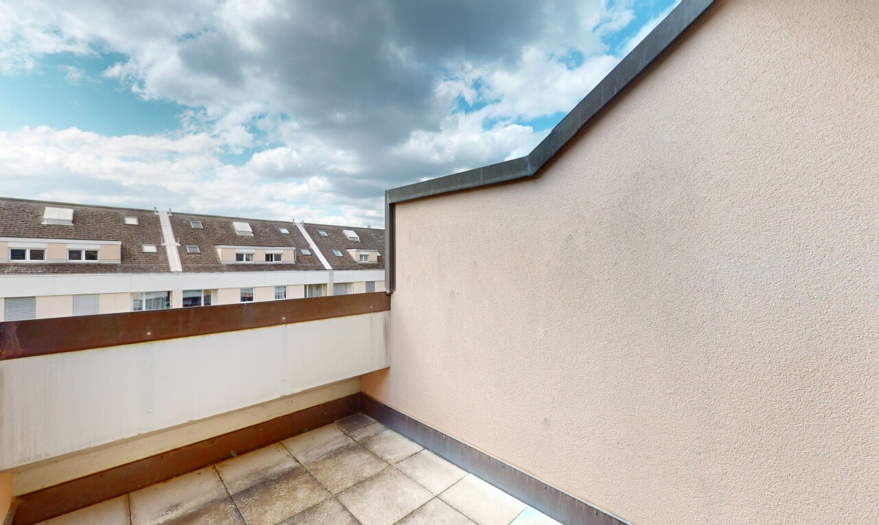 Renovierte 2.5-Zimmer-Attikawohnung in ruhiger Lage mit Balkon - 10