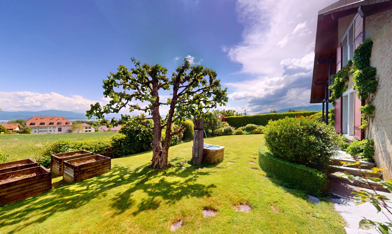 Spacious property with open views of the mountains and the lake - 0