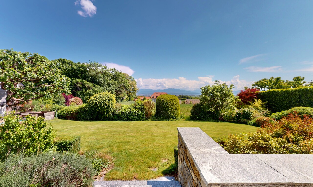 Spacious property with open views of the mountains and the lake - 1