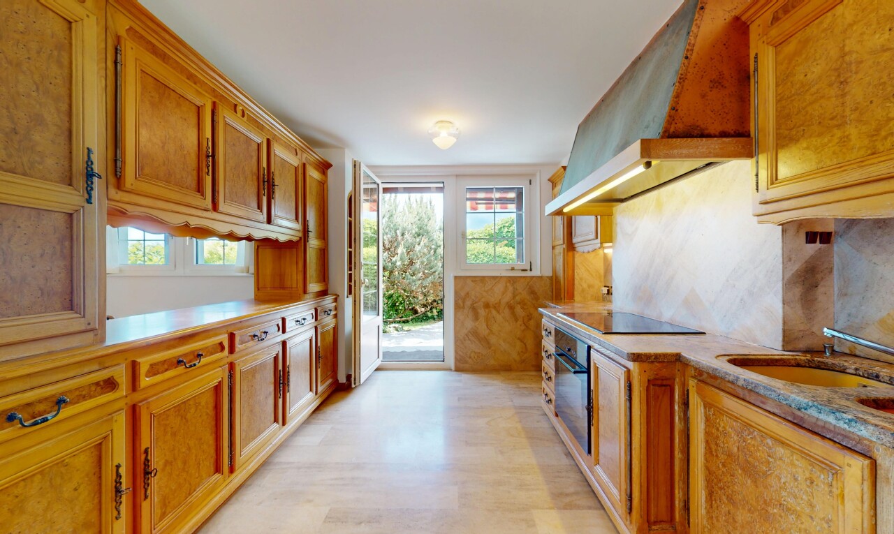 Spacious property with open views of the mountains and the lake - 7