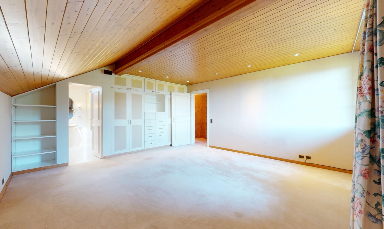 Spacious property with open views of the mountains and the lake - 11