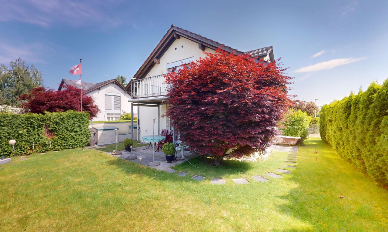 Charmantes Einfamilienhaus mit grossem Garten und Garagenbox - 1