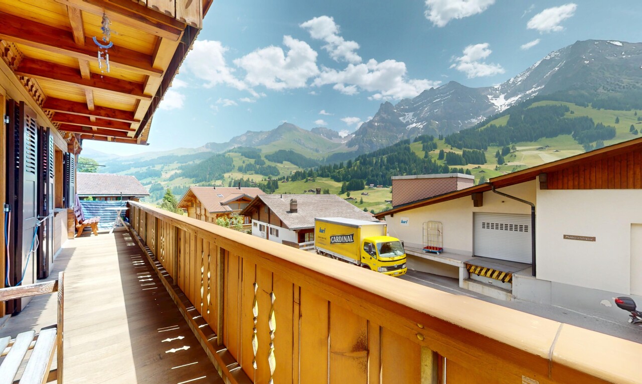 Sonnige Chalet-Wohnung mit Bergpanorama an zentraler Lage - 0