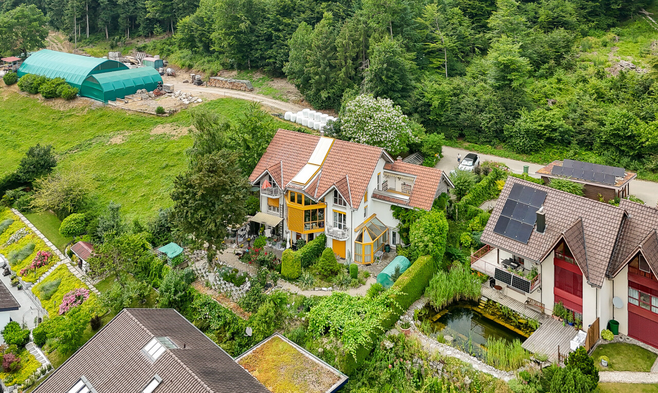 Exklusives Mehrgenerationenhaus mit unverbaubarer Weitsicht - 1