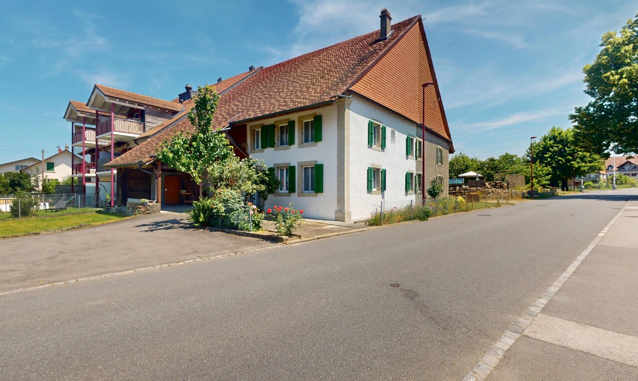 Family home to renovate with unique building potential in Fey - 1