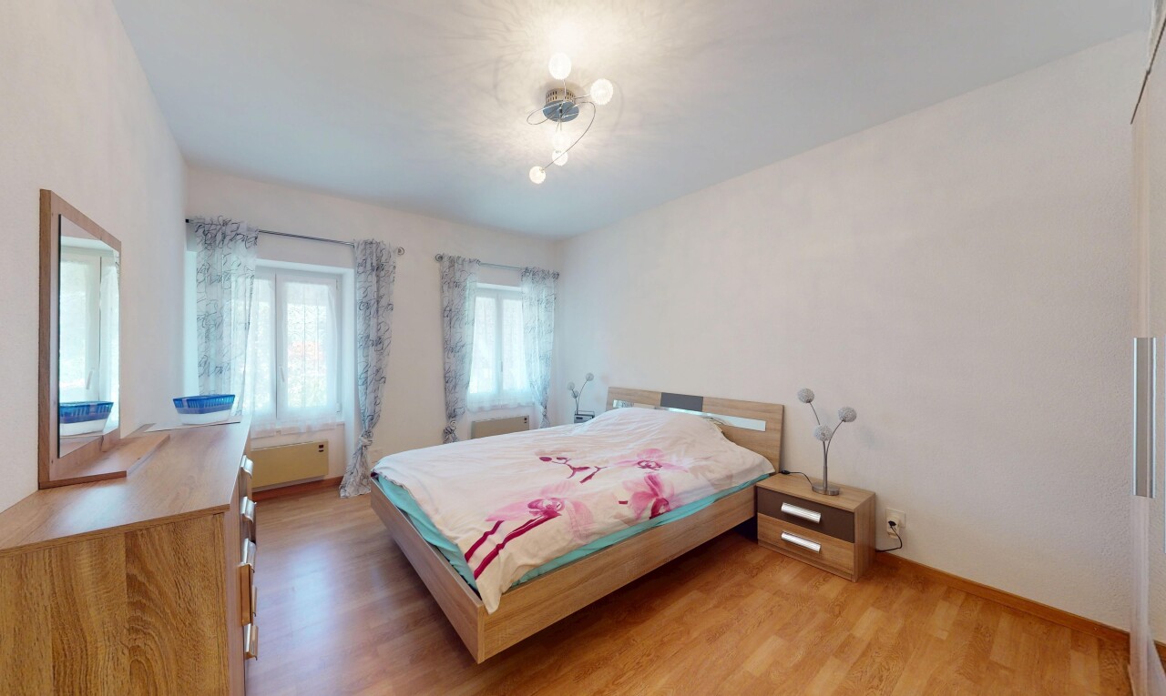 Family home to renovate with unique building potential in Fey - 2