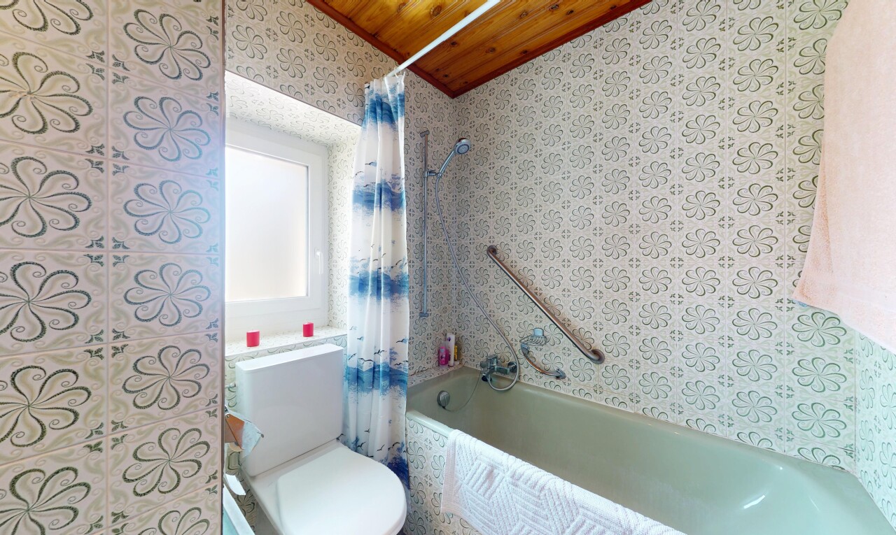 Family home to renovate with unique building potential in Fey - 4