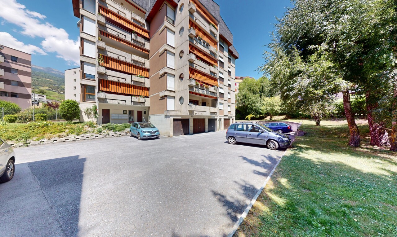 Spacious Top-Floor Apartment with Mountain Views in Sierre - 2