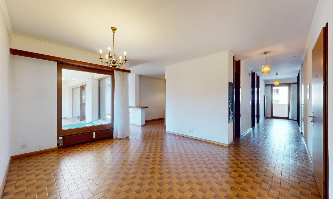 Spacious Top-Floor Apartment with Mountain Views in Sierre - 7