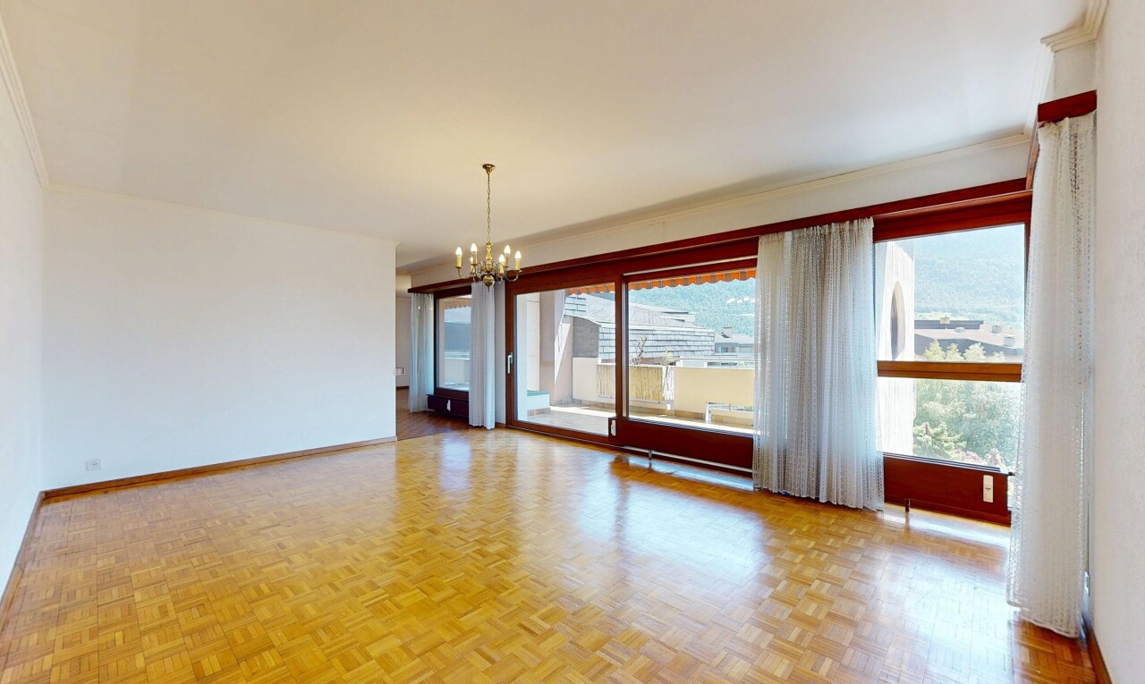 Spacious Top-Floor Apartment with Mountain Views in Sierre - 9