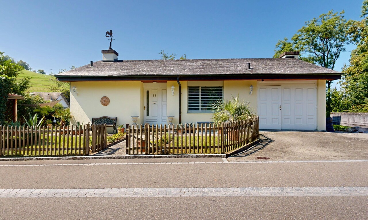 5.5-Zi.-Einfamilienhaus mit Garten, Teich & vielseitigen Optionen - 0