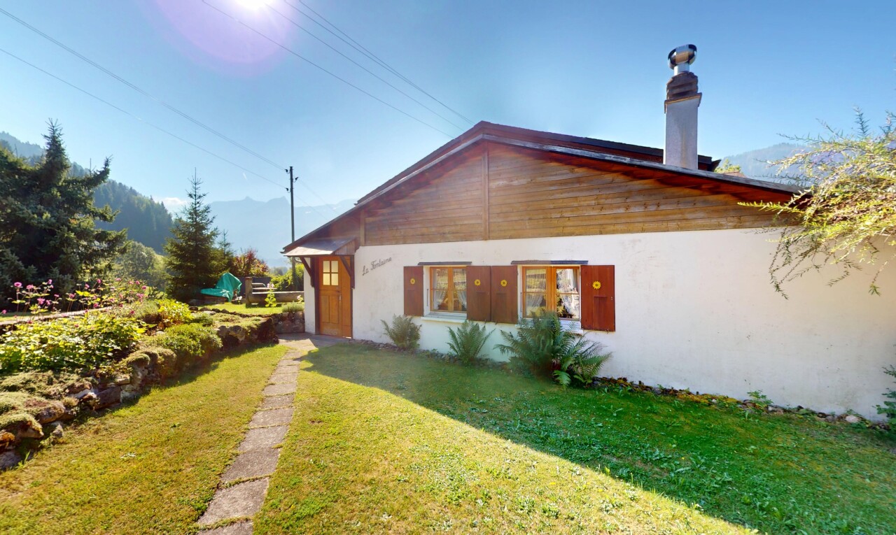 Bright chalet with stunning mountain views and private garden - 0