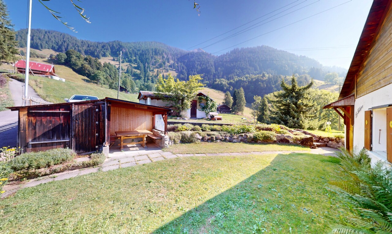 Bright chalet with stunning mountain views and private garden - 2