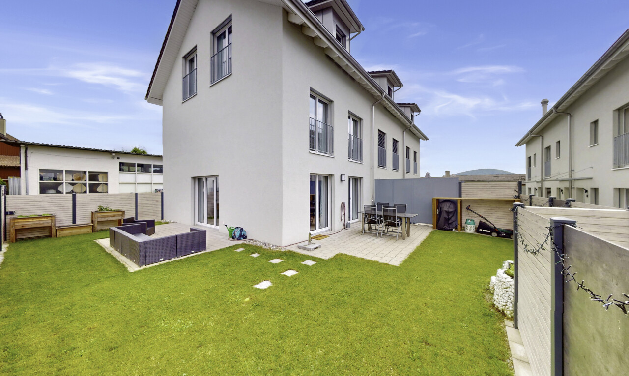 Modernes 5.5-Zimmer Reiheneckhaus mit drei Einstellplätzen - 0