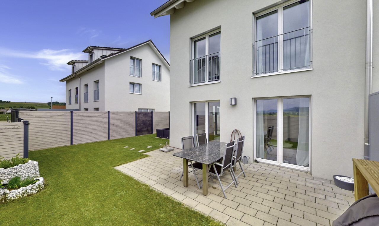 Modernes 5.5-Zimmer Reiheneckhaus mit drei Einstellplätzen - 1