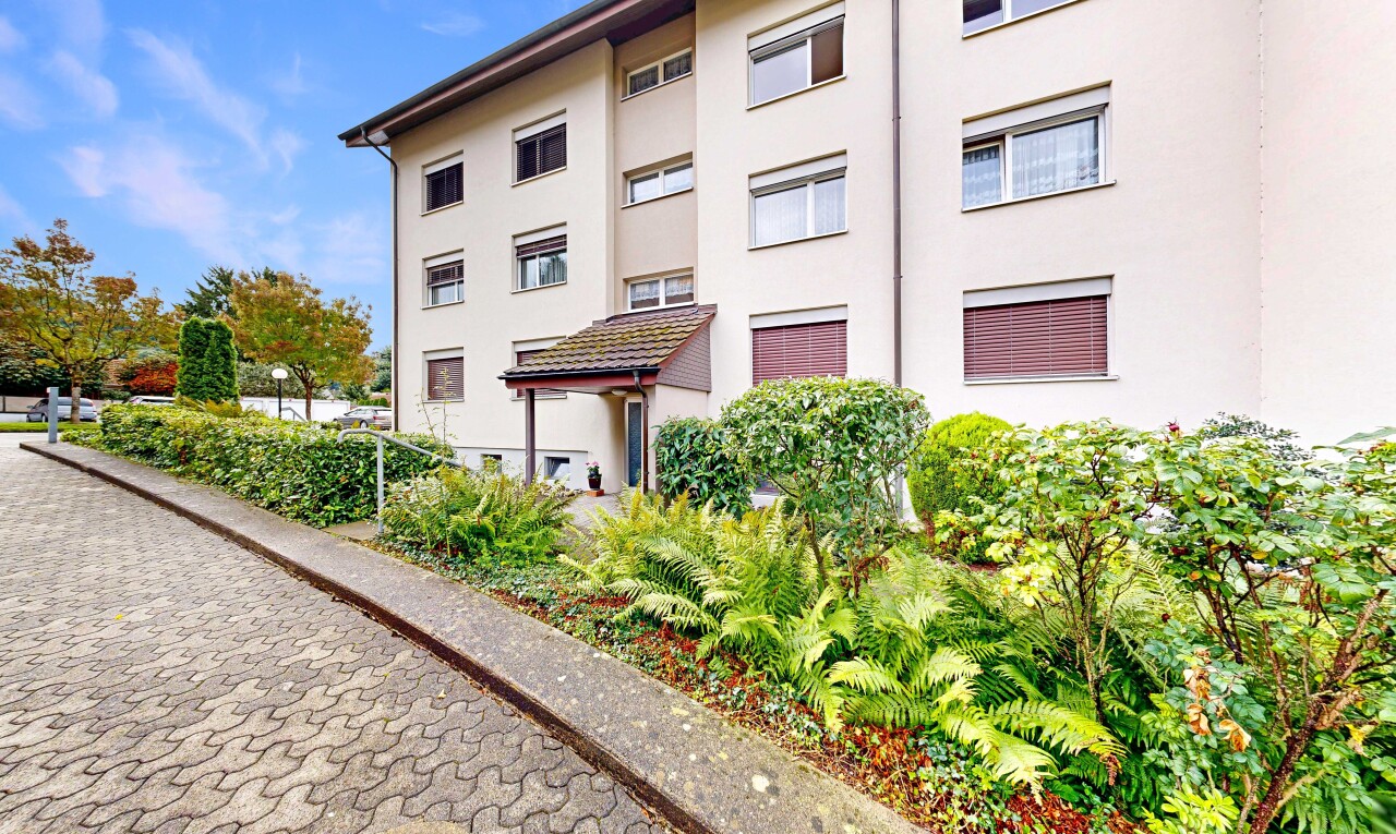 Dachwohnung mit Weitsicht, Cheminée und ausbaubarem Dachboden - 1