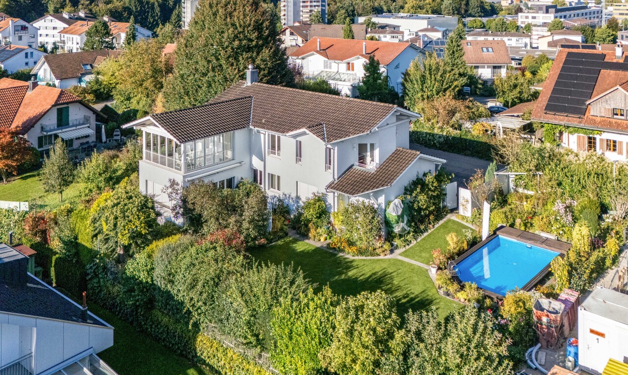 Grosszügiges Haus mit Einliegerwohnung, Garten und Pool - 1
