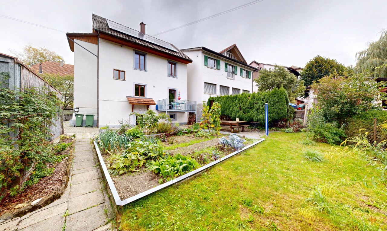 Renoviertes Familienhaus mit Garten und privater Garage - 8