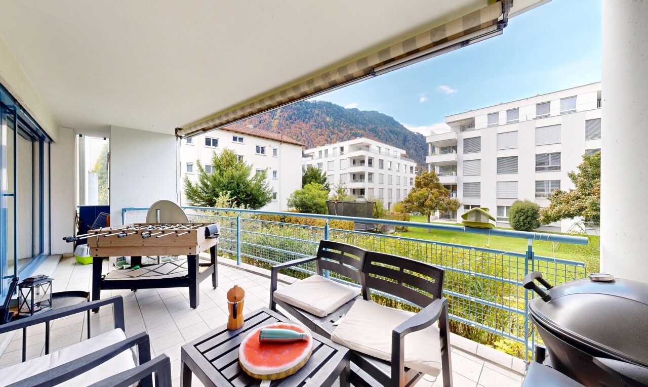 Grosszügige 5.5-Zimmer-Wohnung mit sonnigem Balkon und Bergsicht - 0