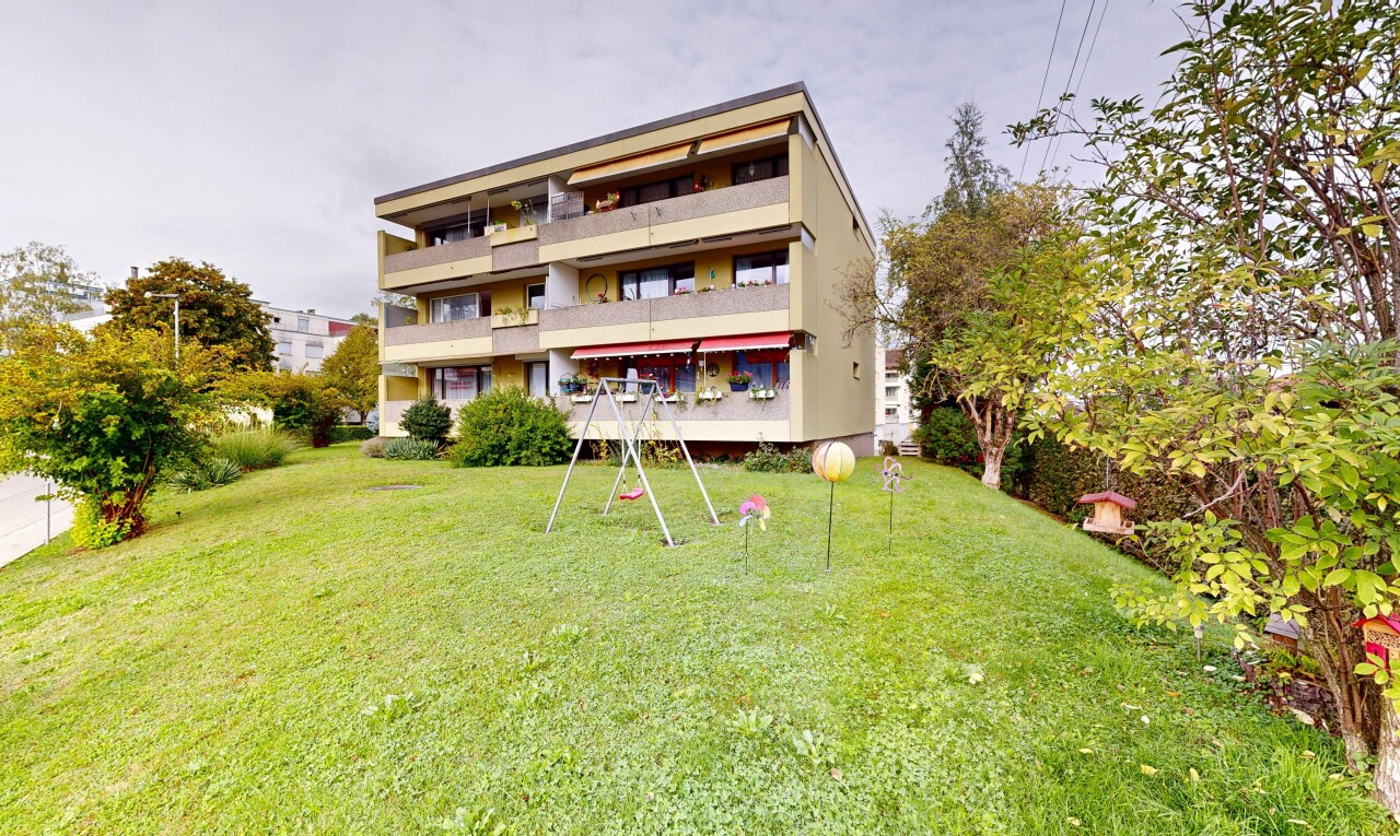 Sonnige 3.5-Zimmer-Wohnung mit Balkon und zwei Parkplätzen - 0