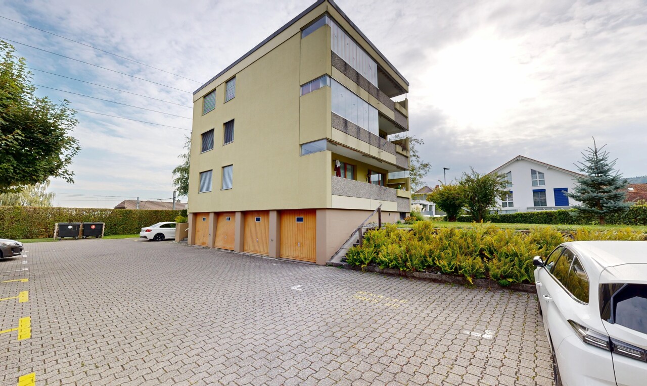 Sonnige 3.5-Zimmer-Wohnung mit Balkon und zwei Parkplätzen - 1