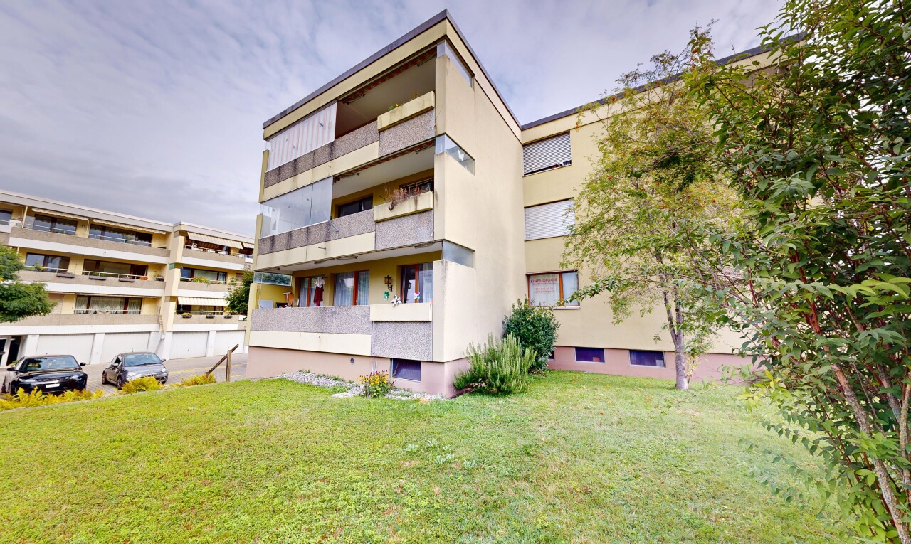 Sonnige 3.5-Zimmer-Wohnung mit Balkon und zwei Parkplätzen - 2