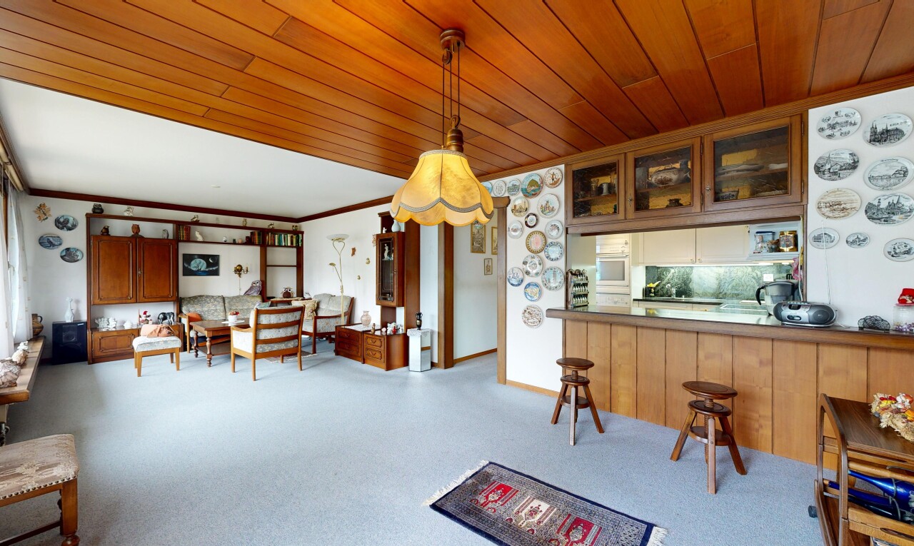 Sonnige 3.5-Zimmer-Wohnung mit Balkon und zwei Parkplätzen - 4