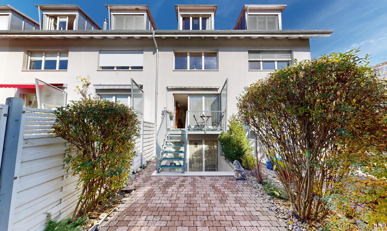 Grosszügiges Reihenmittelhaus mit Galerie und edlen Materialien - 1