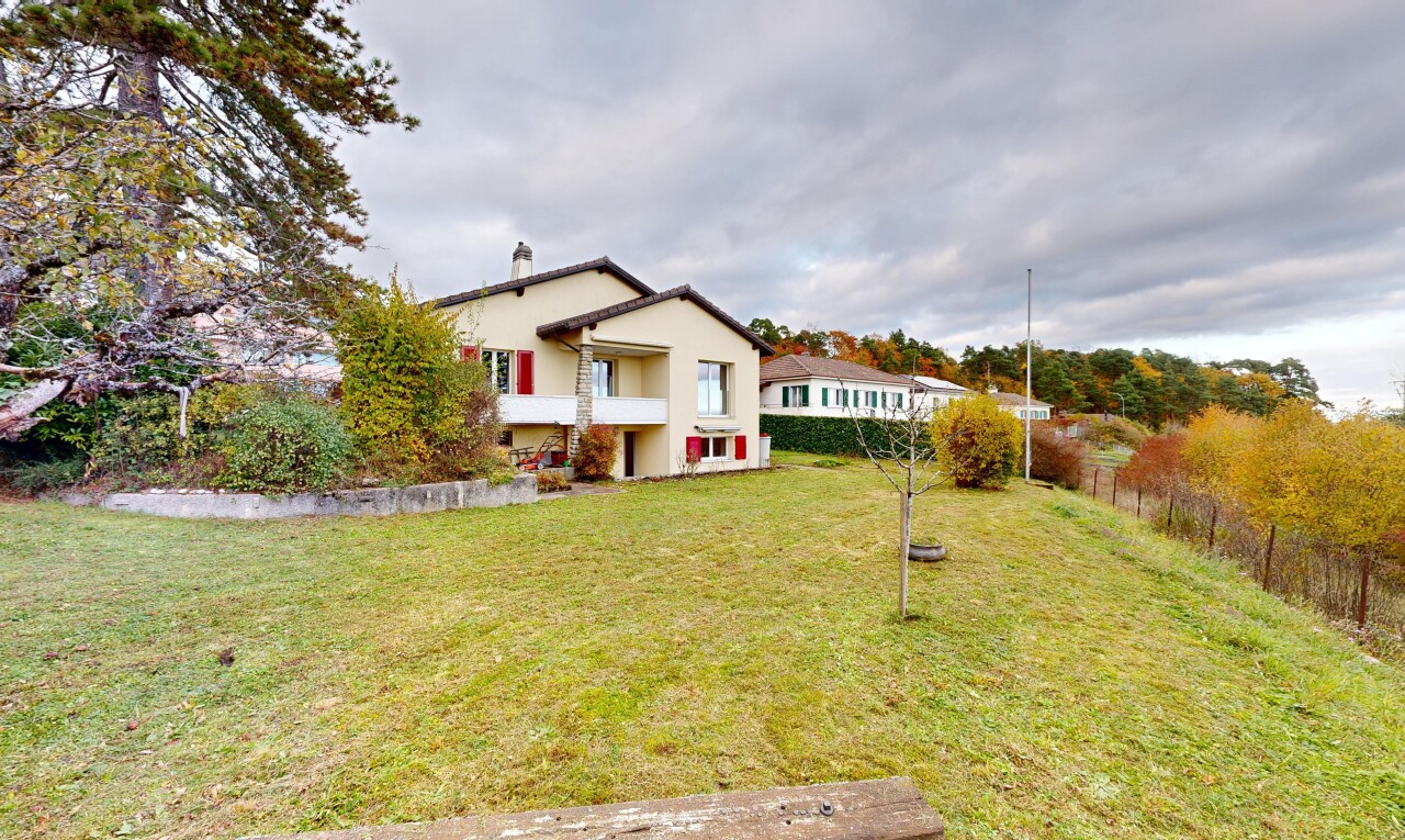 Haus mit Seeblick, 809 m² Garten und viel Renovierungspotenzial - 1