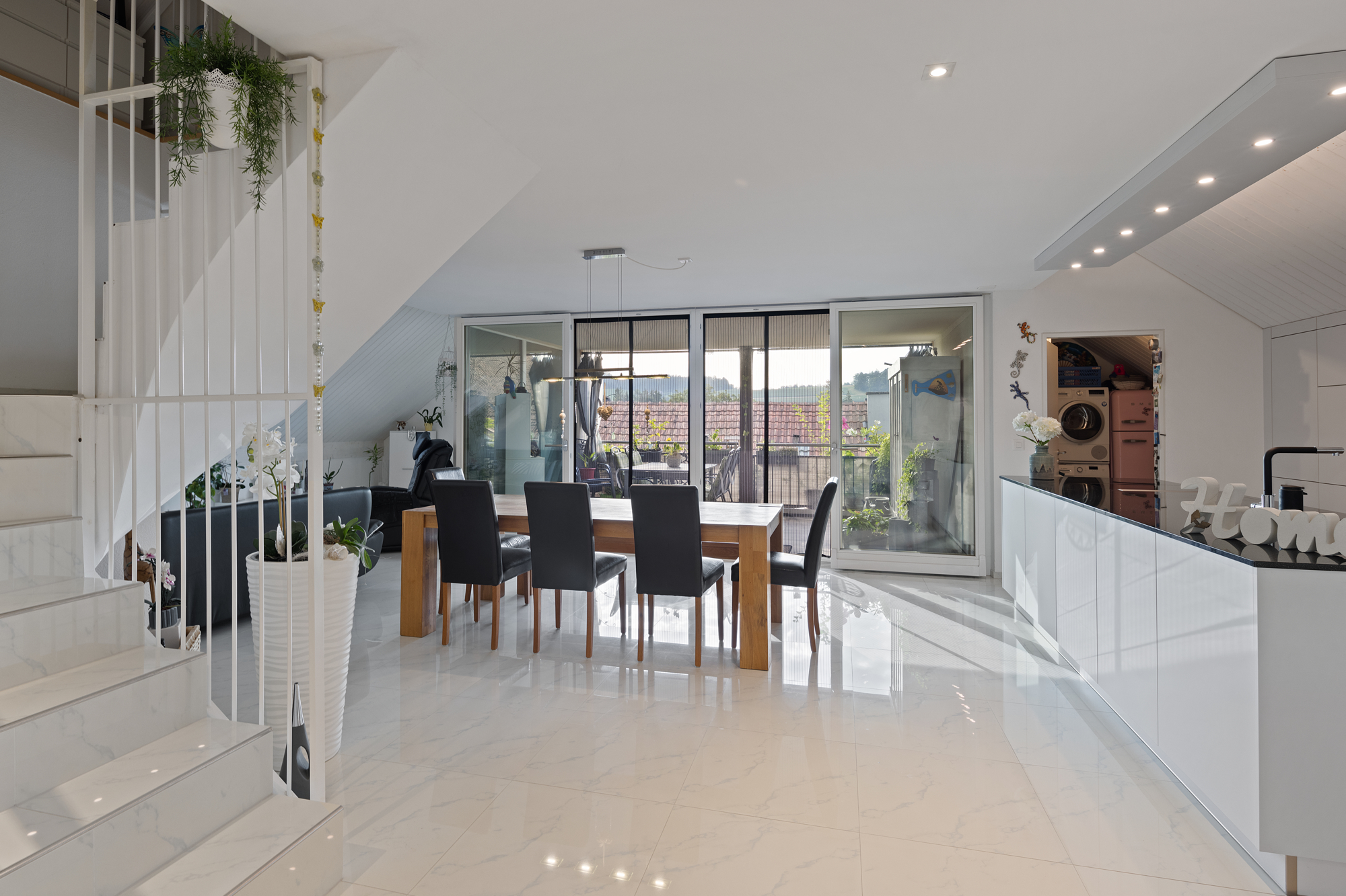 Elegant, grosszügig und neuwertig an zentraler Lage - 0