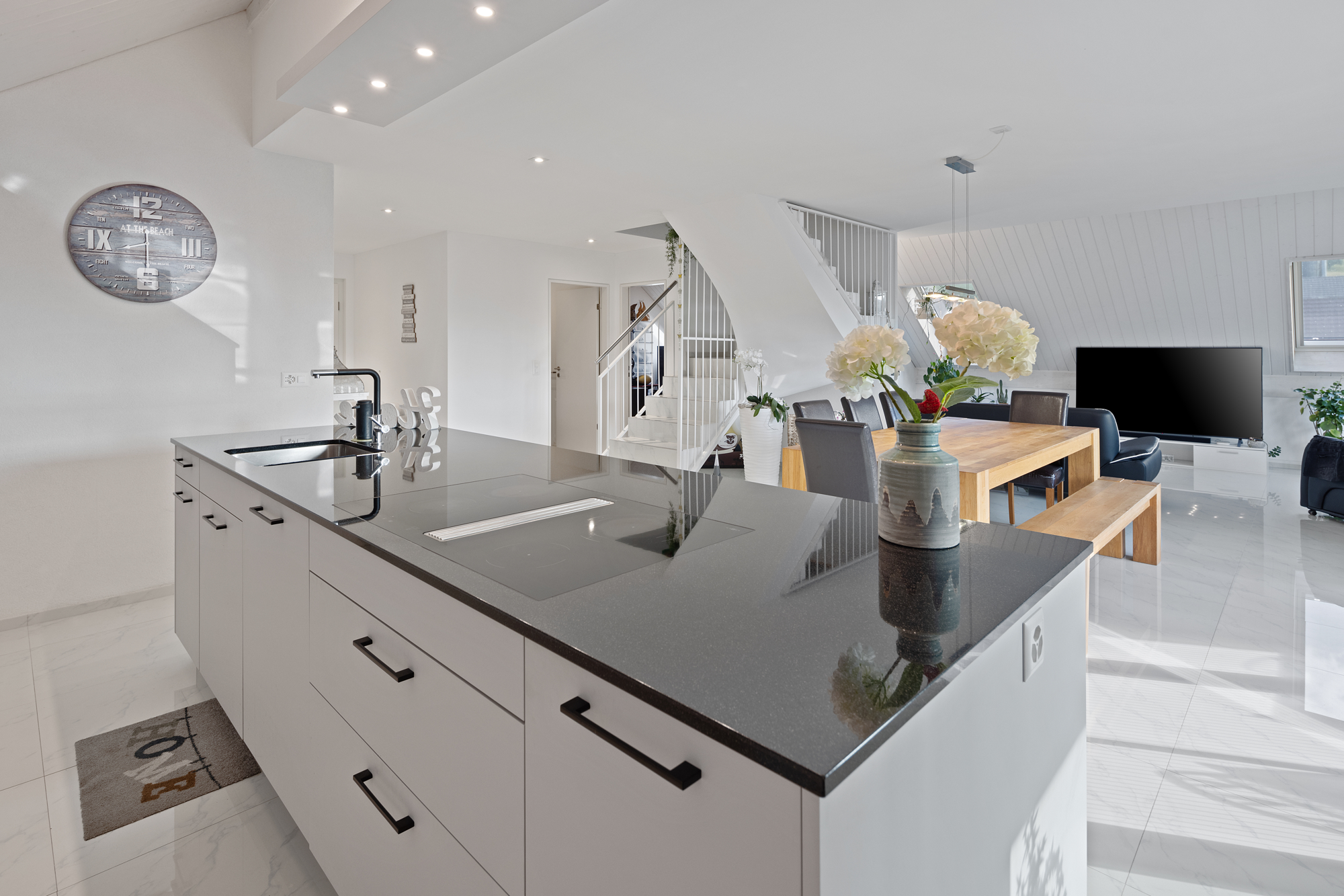 Elegant, grosszügig und neuwertig an zentraler Lage - 1