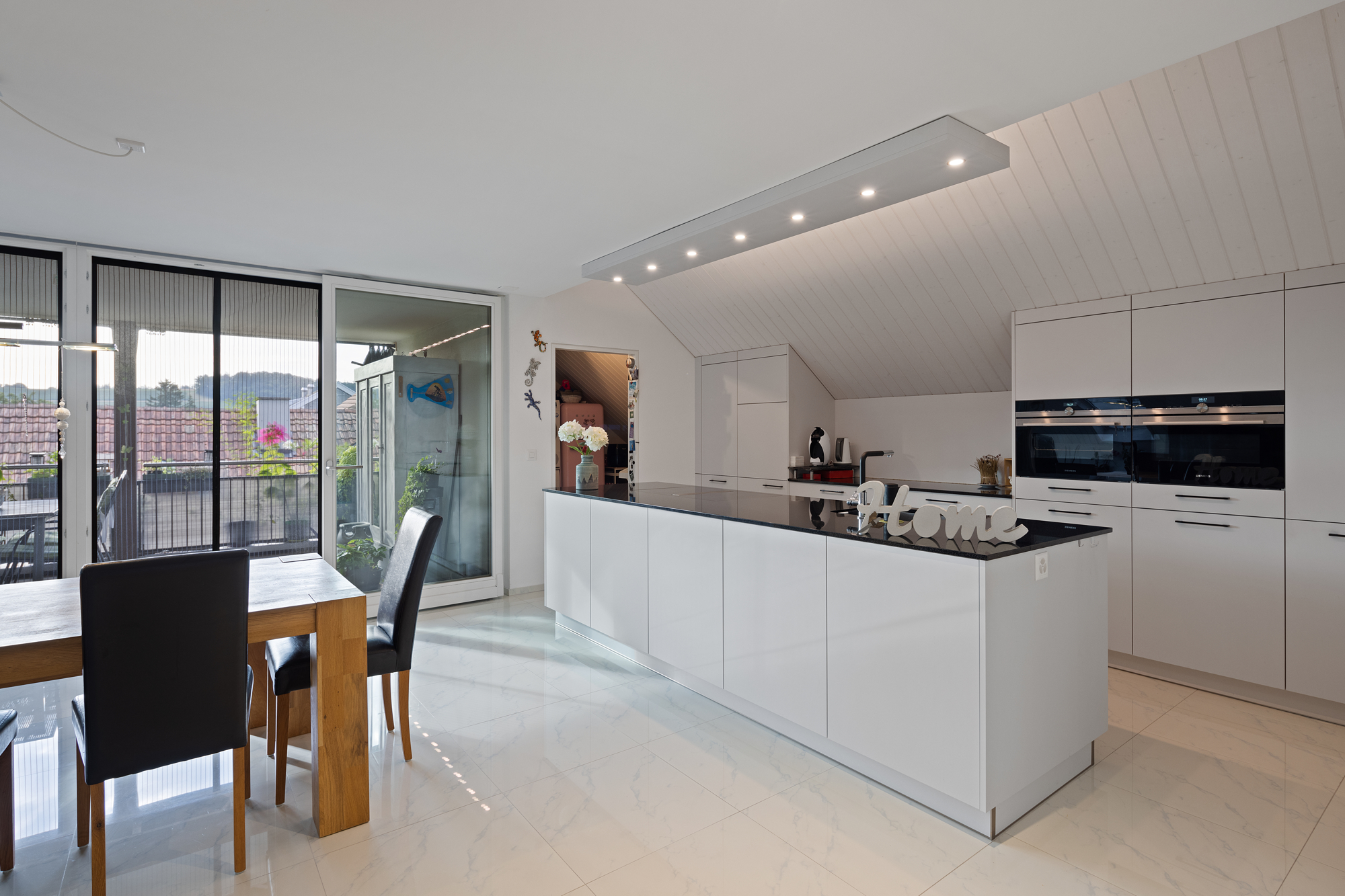 Elegant, grosszügig und neuwertig an zentraler Lage - 2