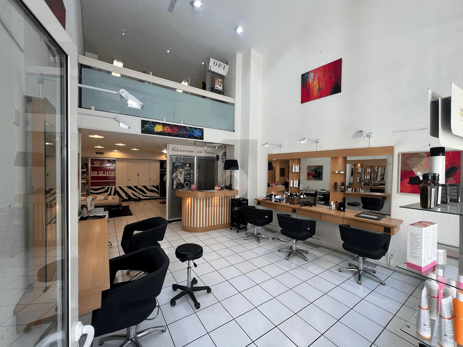 SALON DE COIFFURE EN VIEILLE VILLE - 1