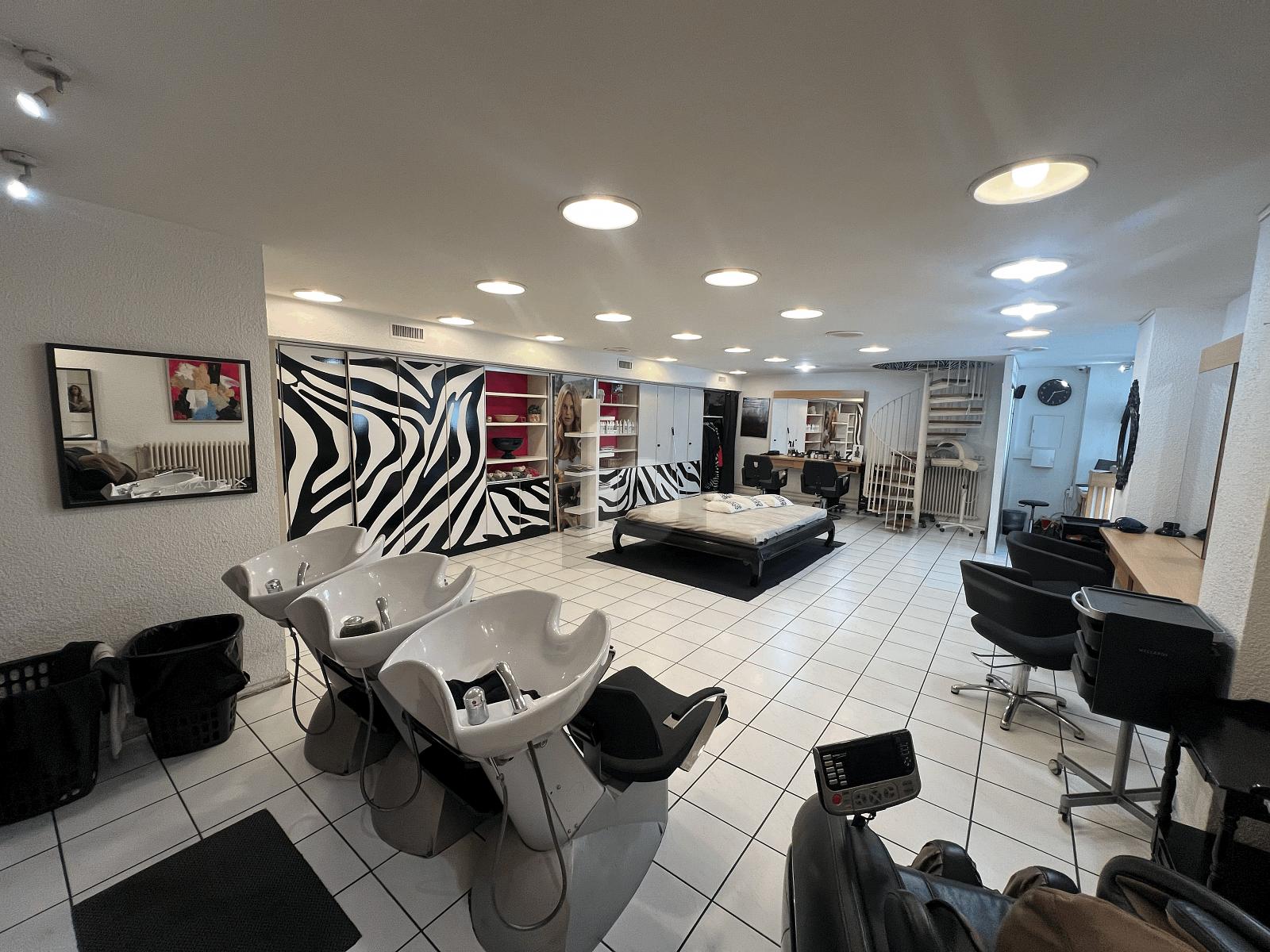 SALON DE COIFFURE EN VIEILLE VILLE - 3
