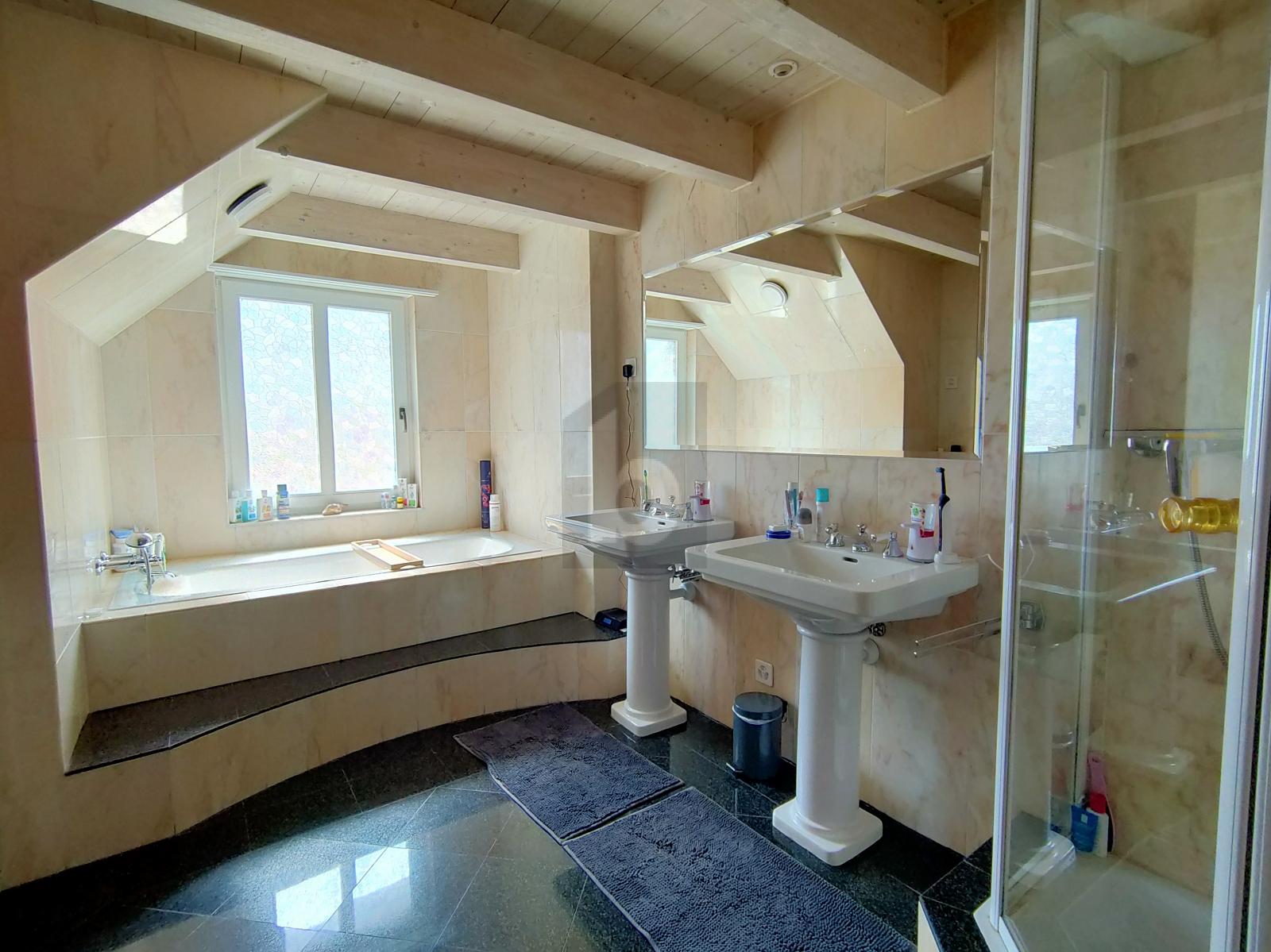 ETABLIERT, MIT TOP-DACHWOHNUNG UND WIRTEWOHNUNG - 2