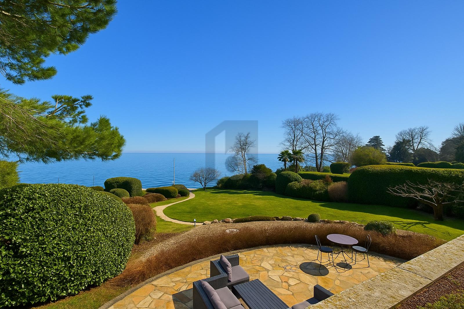 VILLA DE PRESTIGE PIEDS DANS L'EAU AVEC PONTON PRIVÉ - 0