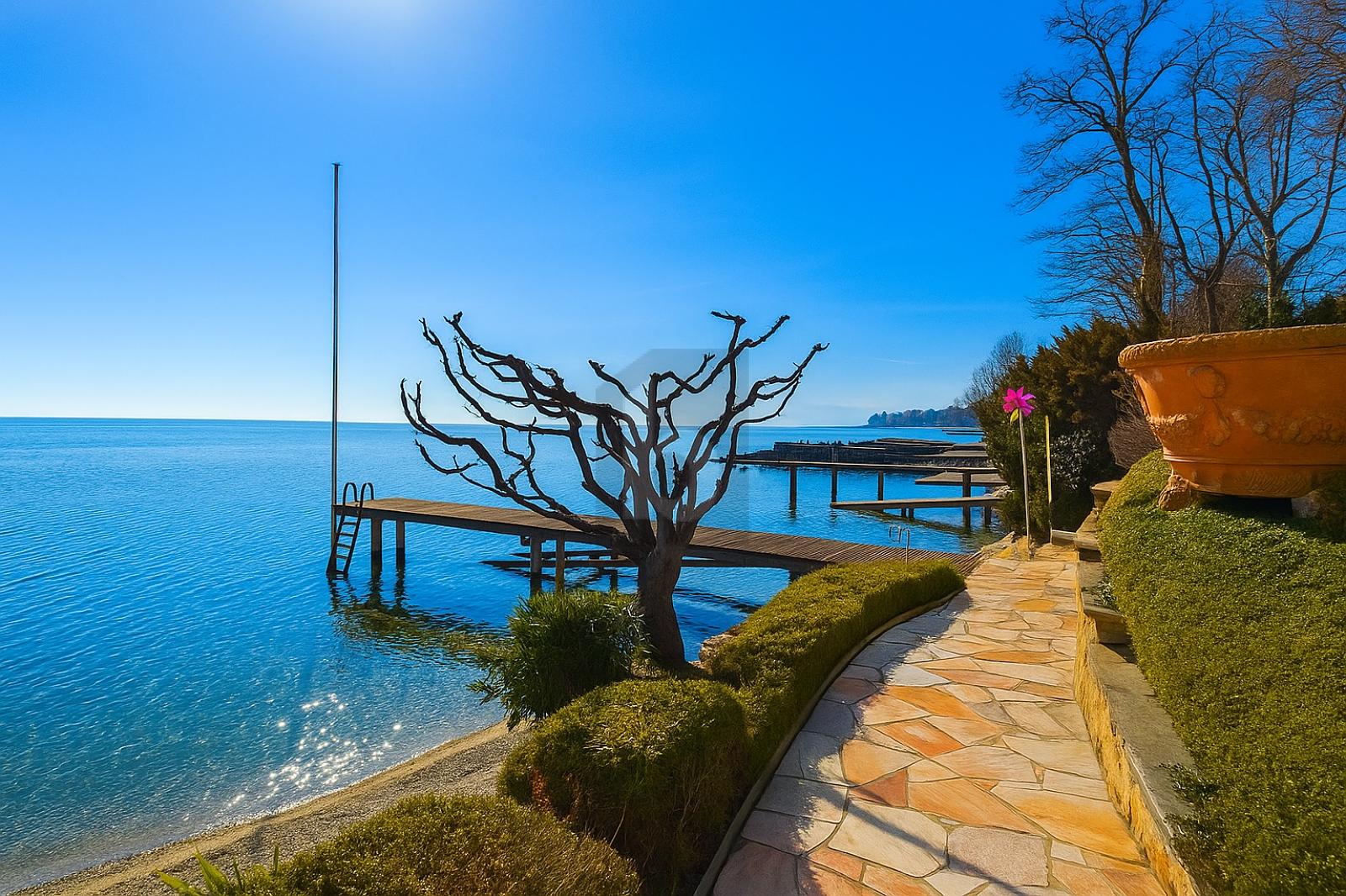 VILLA DE PRESTIGE PIEDS DANS L'EAU AVEC PONTON PRIVÉ - 2