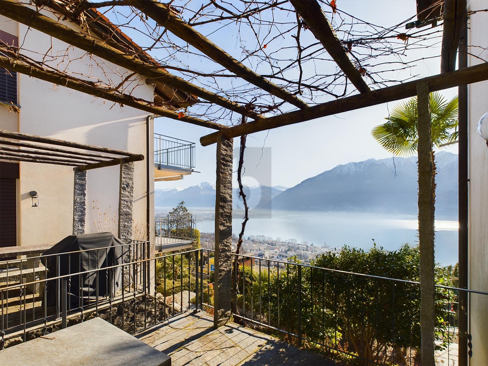 GRAZIOSO CON SPLENDIDA VISTA LAGO E PISCINA - 2