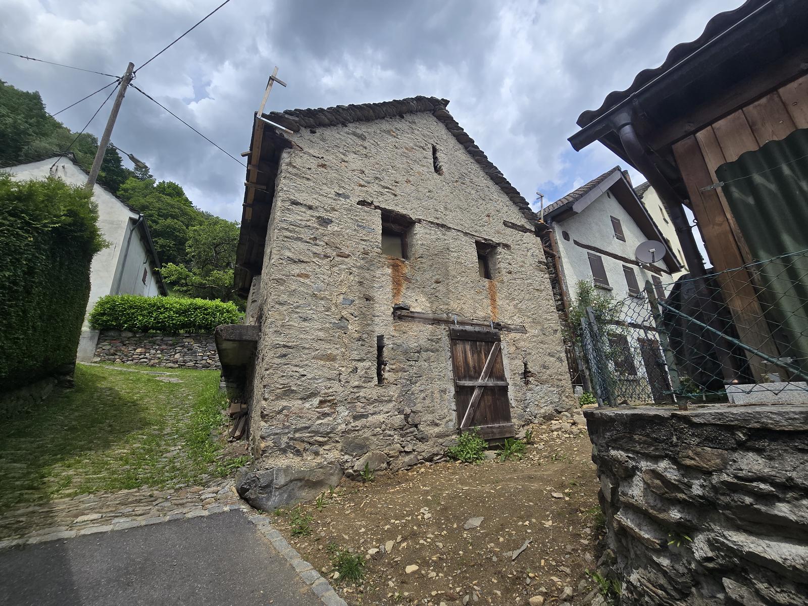 TRANQUILLA E SOLEGGIATA DA RISTRUTTURARE - 0